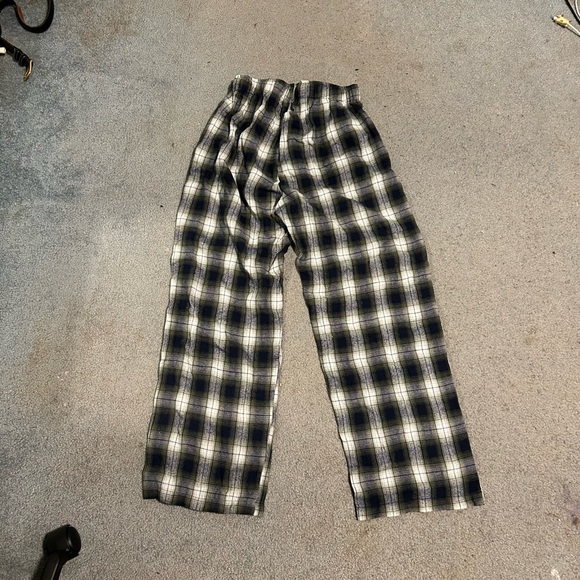 Comfy plaid pyjama pants in size medium - Picture 2 of 3
